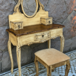 TOCADOR ENVEJECIDO CON PISO FELPA BEIGE / 1 unidad